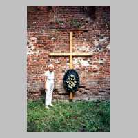 111-1310 Sonderfahrt nach Wehlau im Juli 2005 - Marianne Schlender am Kreuz in der Wehlauer Kirche..jpg